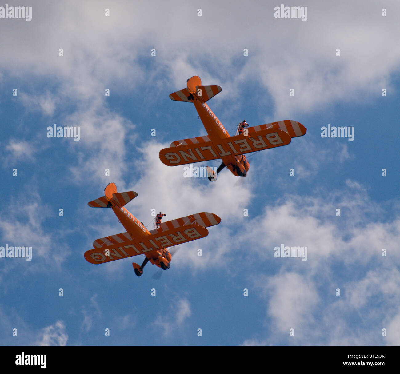 Die Breitling Wingwalking Team und Anzeigen ihrer Stearman Doppeldecker in Duxford Flying Legends Airshow Juli 2010 Stockfoto