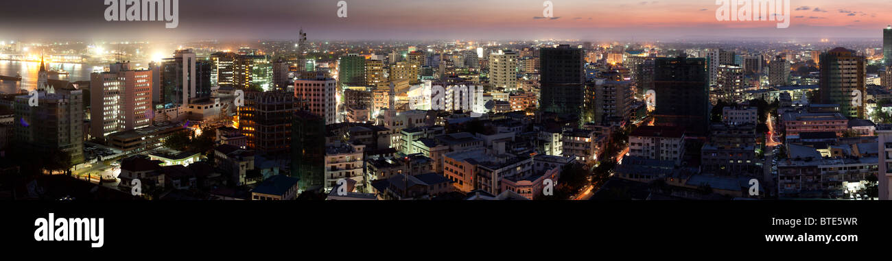 Dar Es Salaam Stadtbild bei Nacht Panorama. Tansania Stockfoto
