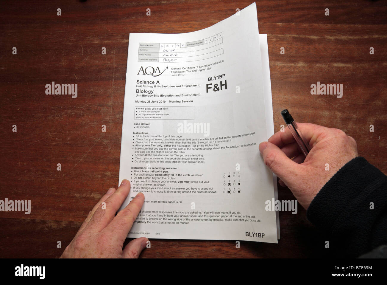 Studenten-Ansicht beim Öffnen einer Juni 2010 AQA GCSE Wissenschaft (Biologie) Papier (AQA ist einer von mehreren britischen Prüfungsausschüsse). Stockfoto