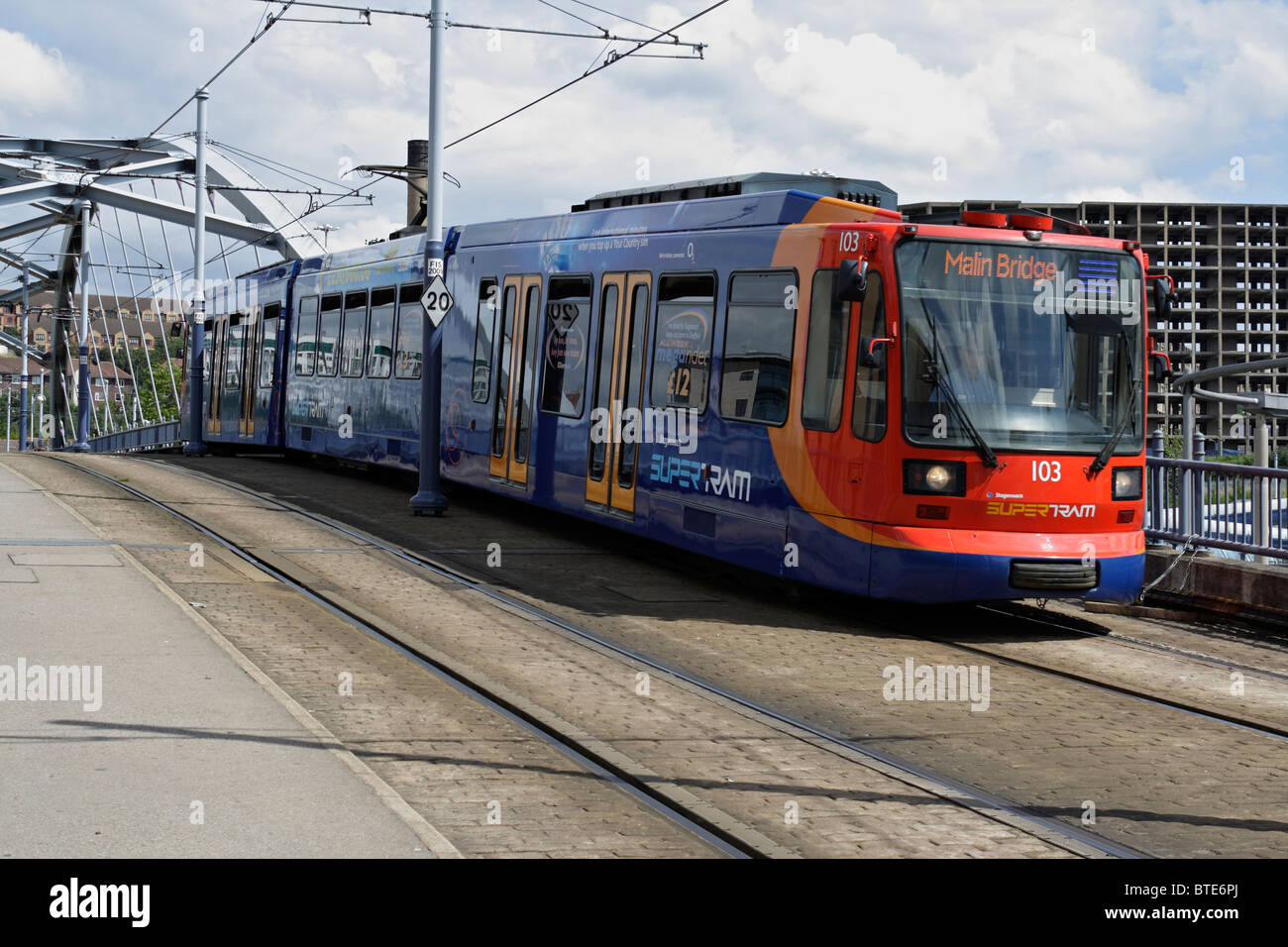 Park Square Bridge im Stadtzentrum von Sheffield, England, Supertram Tram Metro, öffentliches Verkehrsnetz Stockfoto