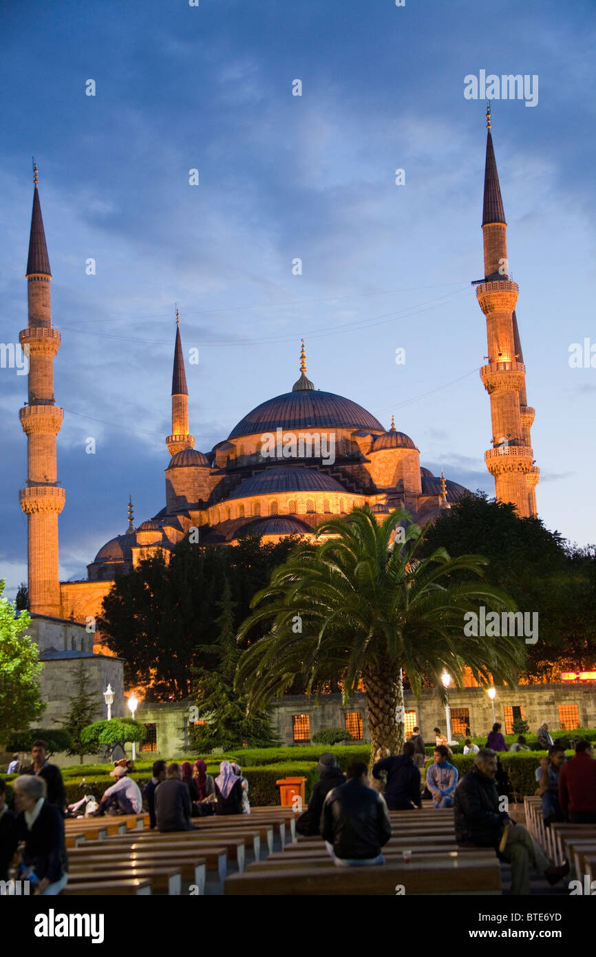 Sultan Ahmed Mosque - blaue Moschee mit 6 Minaretten in Istanbul Türkei. Twilight von Sultanahmet Quadrat Porträt 101358 Turkey Stockfoto