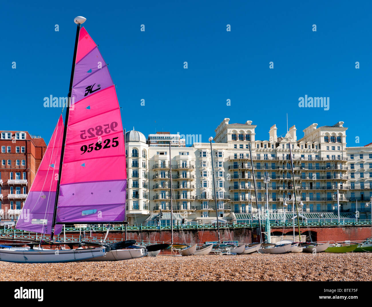 Yachten und Segeln Dingys am Strand von Brighton Pier West, East Sussex, Großbritannien Stockfoto