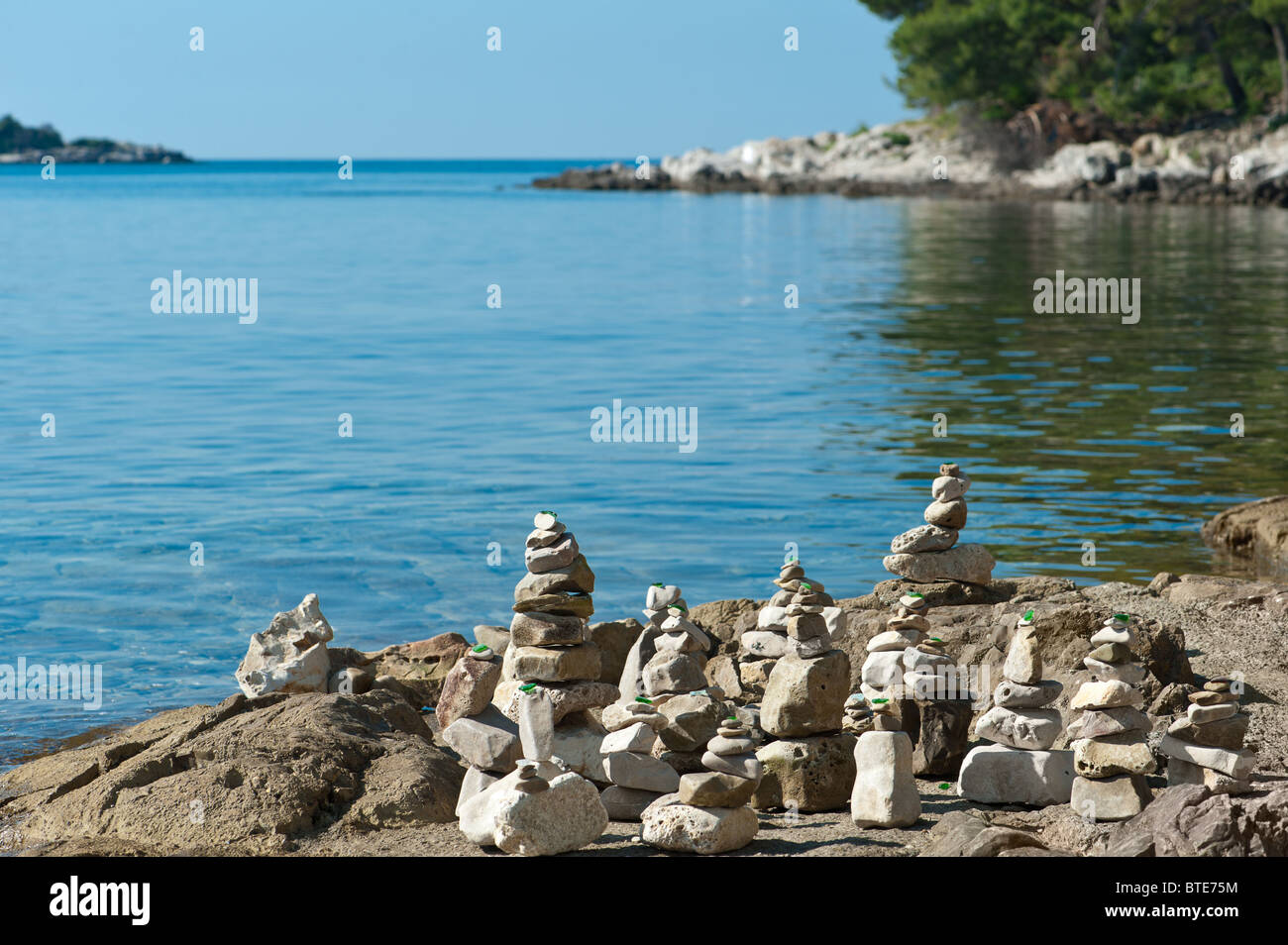 Stone Pyramiden am Meer. Adria-Küste Stockfoto