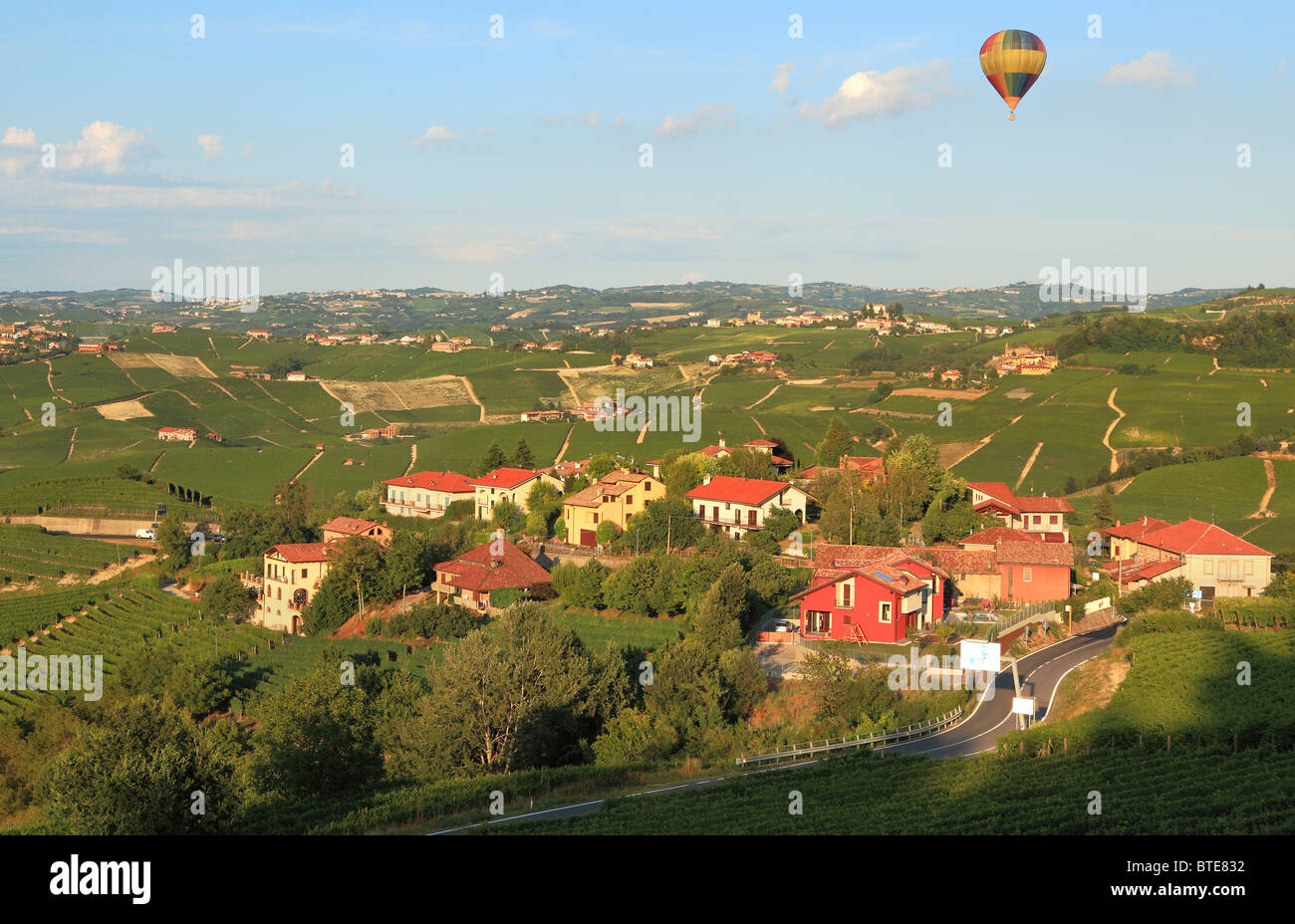 Heißluftballon fliegen über den Weinbergen des Piemont in Norditalien. Stockfoto