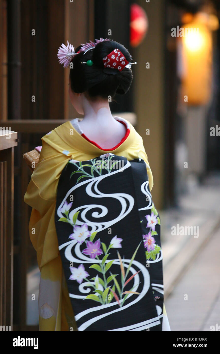 Geisha, die zu Fuß zu ihrer Ernennung im Gion-Viertel in Kyoto, Japan Stockfoto