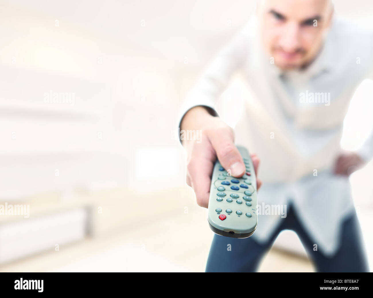 selektiven Fokus Bild Mann mit tv-Fernbedienung Stockfoto