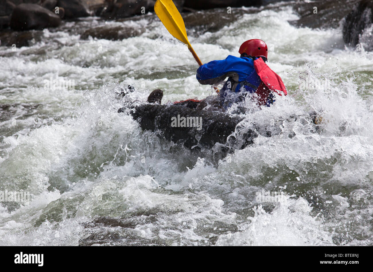 Paddeln im Wildwasser in Stromschnellen am Fluss Stockfoto