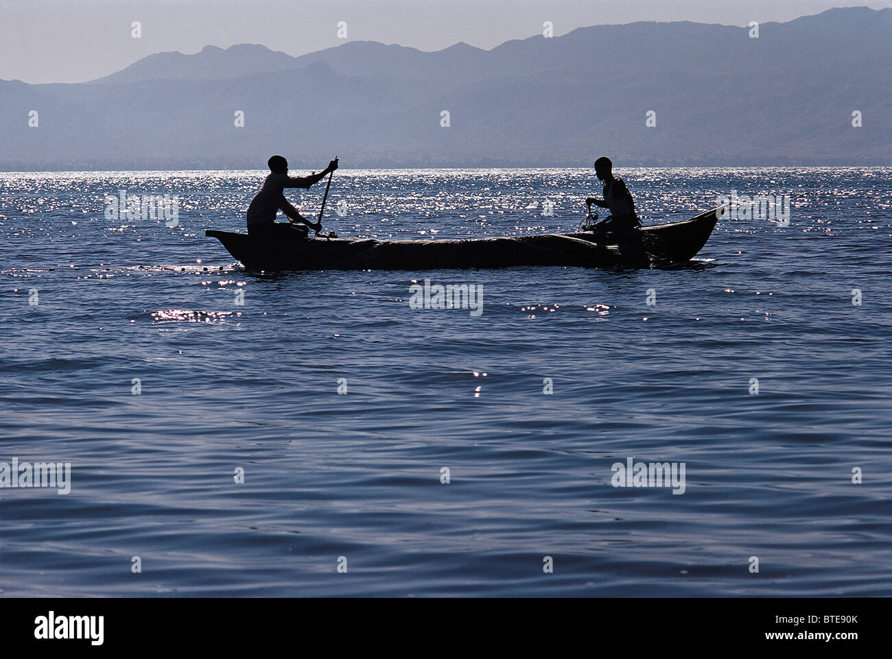 Zwei Männer in einem Einbaum-Kanu paddeln, am Lake Malawi Stockfoto