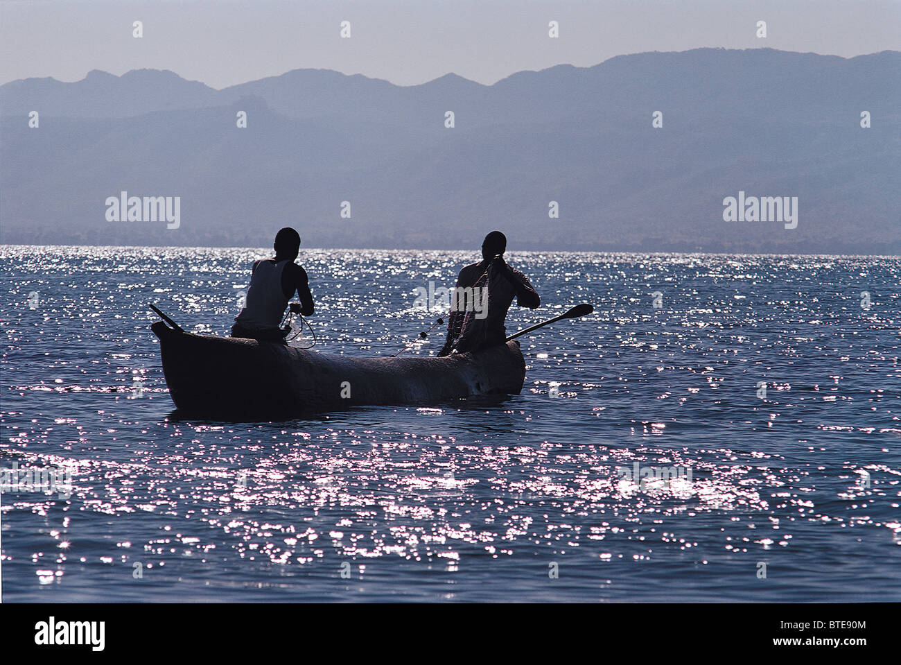 Zwei Männer paddeln in eine Zitze heraus am Lake Malawi Stockfoto