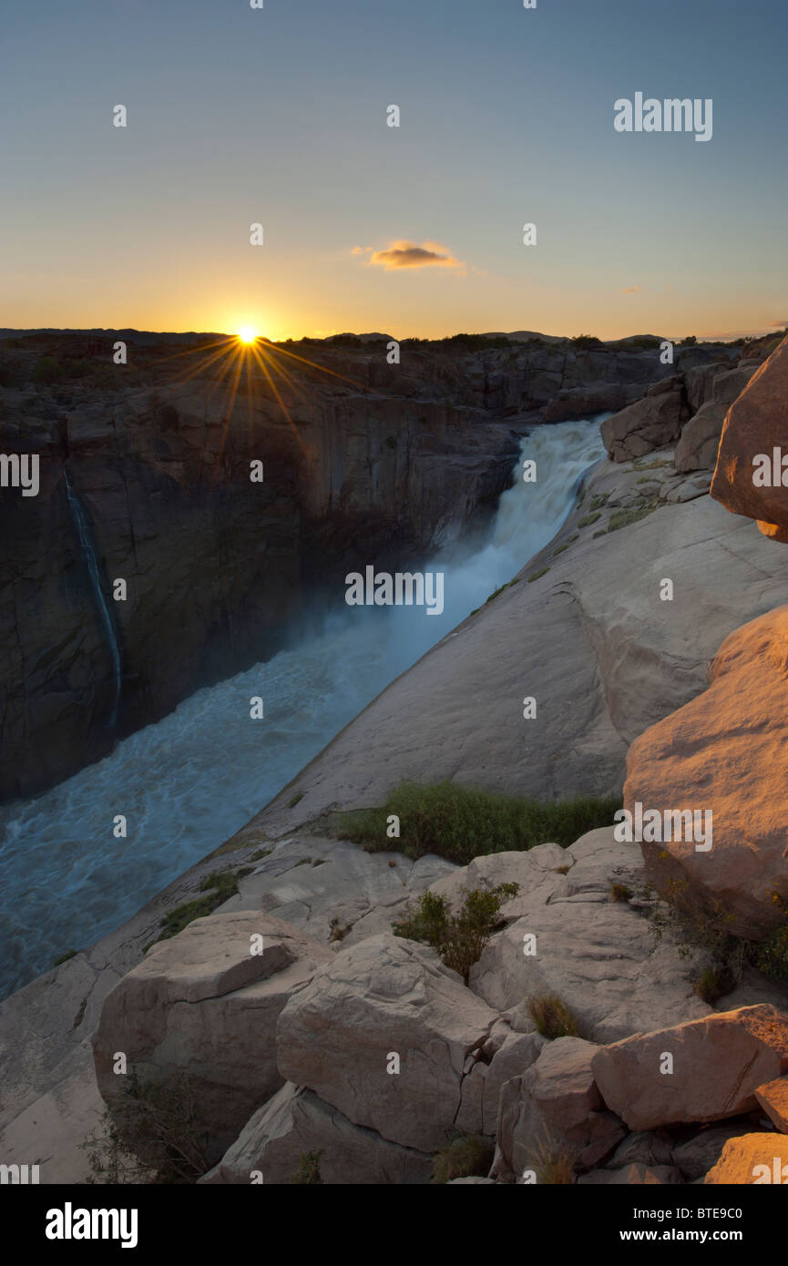 Blick auf die Augrabies Wasserfälle mit Sonnenuntergang im Hintergrund Stockfoto