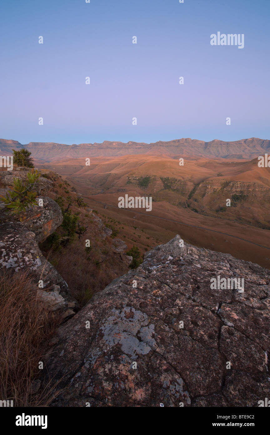 Ein Blick auf Riesen Burg mit den Drakensbergen in der Ferne Stockfoto