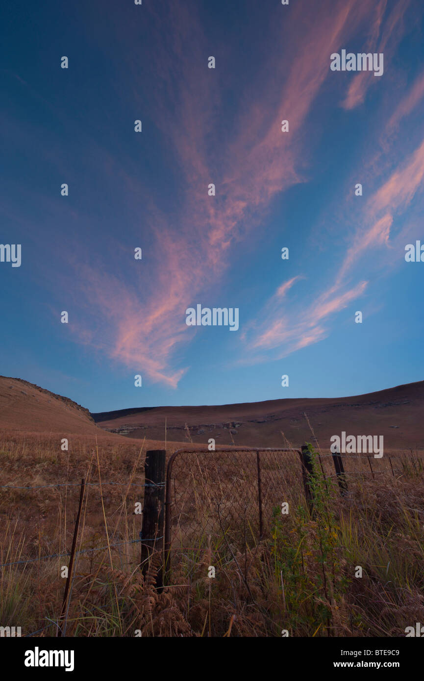 Stimmungsvolle Landschaft Szene einen Hof im Vordergrund Stockfoto