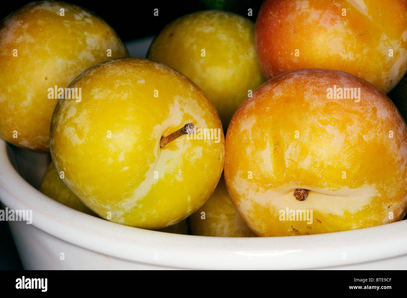 Gelbe Pflaumen in Schüssel Stockfoto