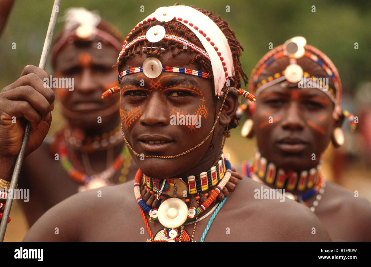 Gruppe von drei Männern der Samburu mit traditionellen Kopf-Kleider, man hält seinen Speer. Stockfoto