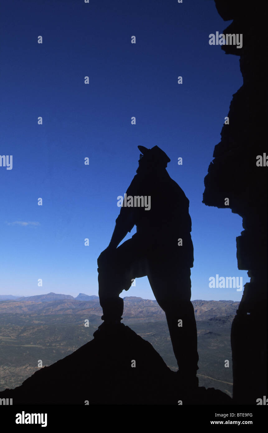 Silhouette von einem Wanderer in die Risse in den Cedarberg-Bergen, Kap-Provinz Stockfoto