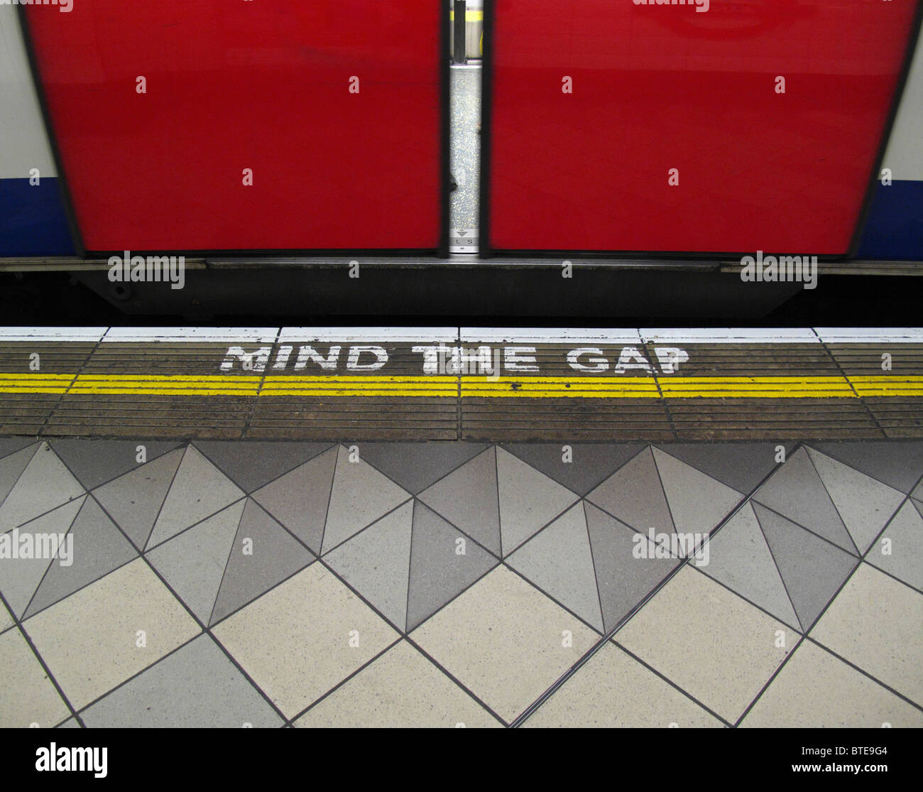 Dagegen Sie, dass die Lücke Warnung am Rande des u-Bahn-Plattform in der Londoner U-Bahn bemalt Stockfoto