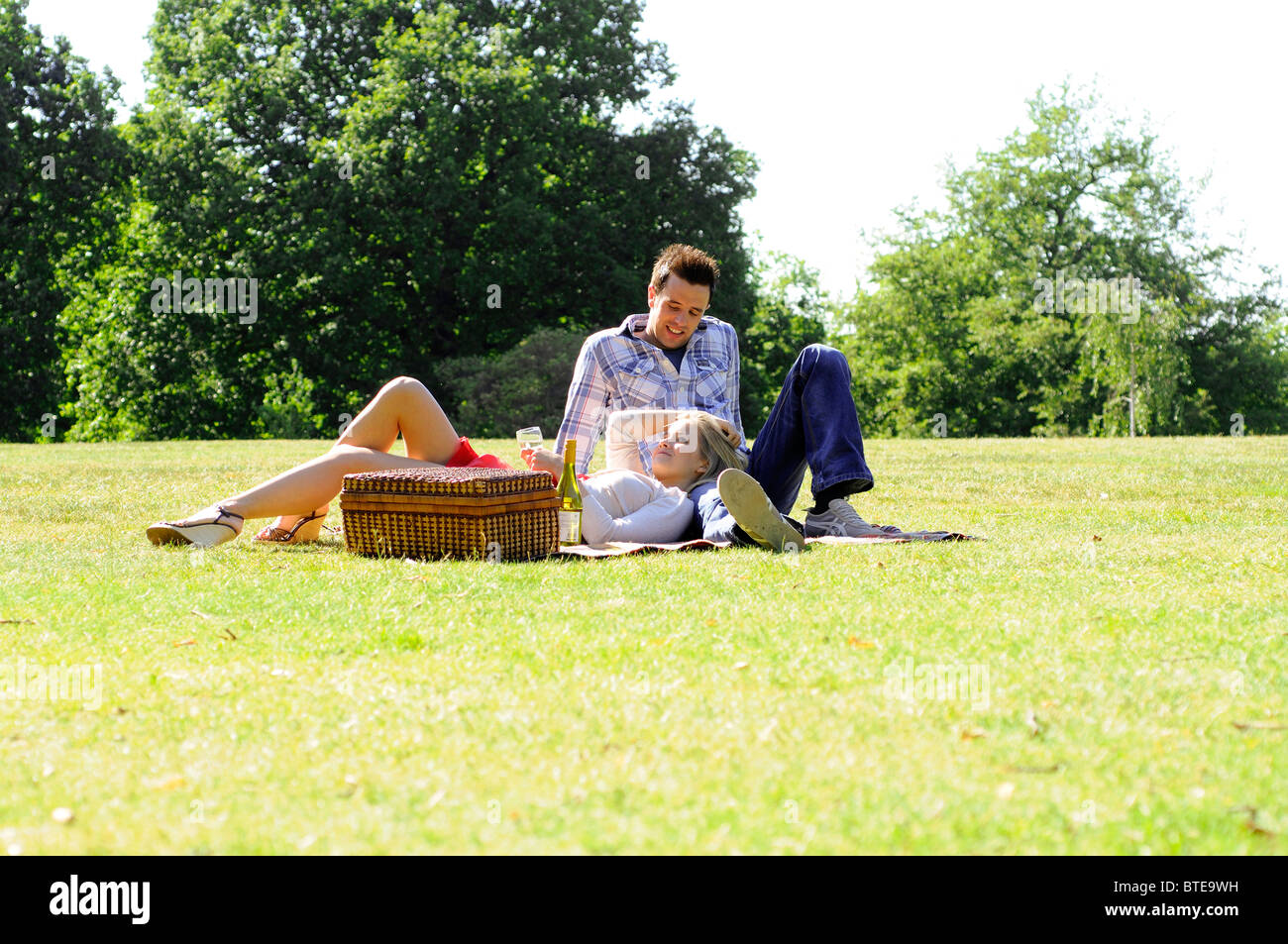 Paar genießt Picknick im park Stockfoto