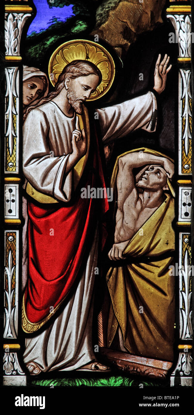 Ein Glasfenster mit der Anhebung des Lazarus, Parish Church of St Mary Magdalene, Clatworthy, Somerset Stockfoto