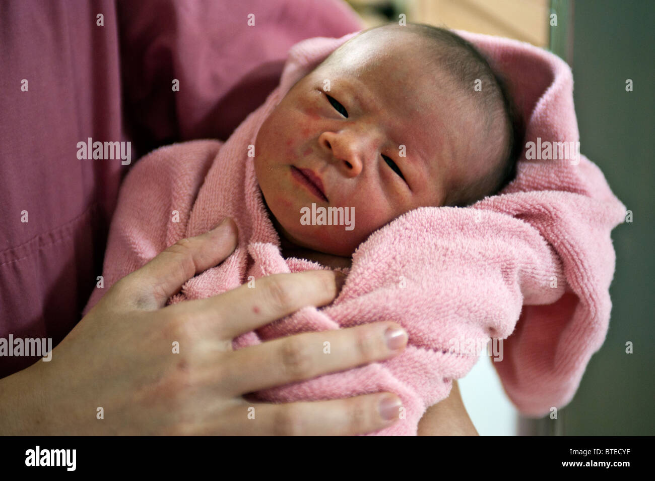 Neugeborenes Baby gewickelt Handtuch statt durch Krankenschwester, Nahaufnahme portrait Stockfoto
