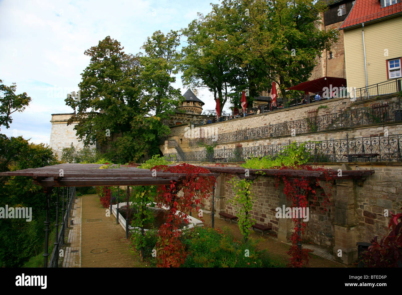 Ein Garten auf dem Gelände von Schloss Wernigerode in Deutschland