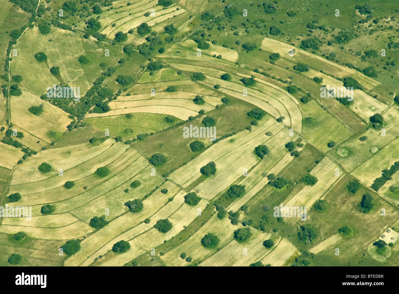 Malerische Luftaufnahme von bebauten und unbebauten Grundstücken Stockfoto