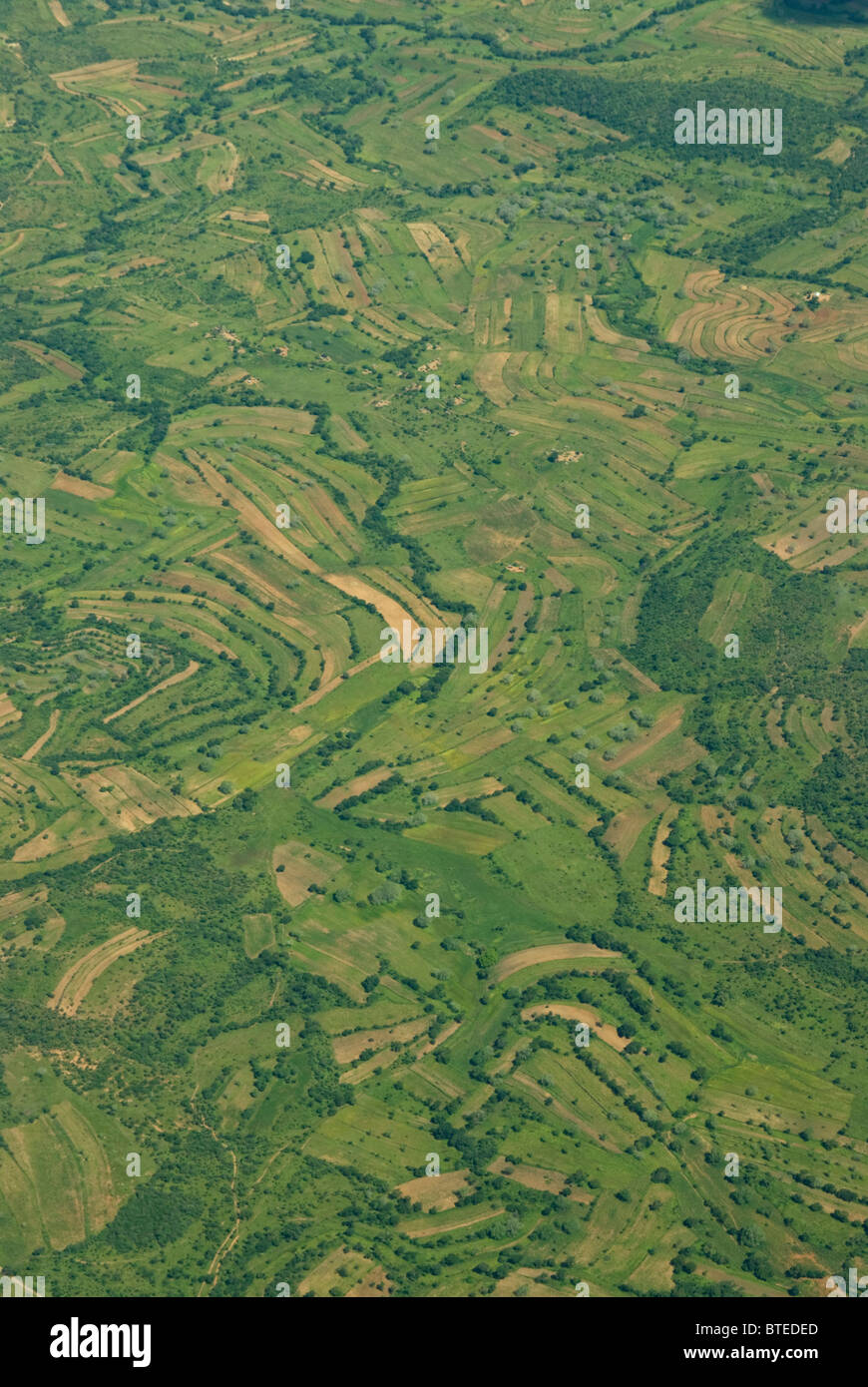 Malerische Luftaufnahme von bebauten und unbebauten Grundstücken Stockfoto