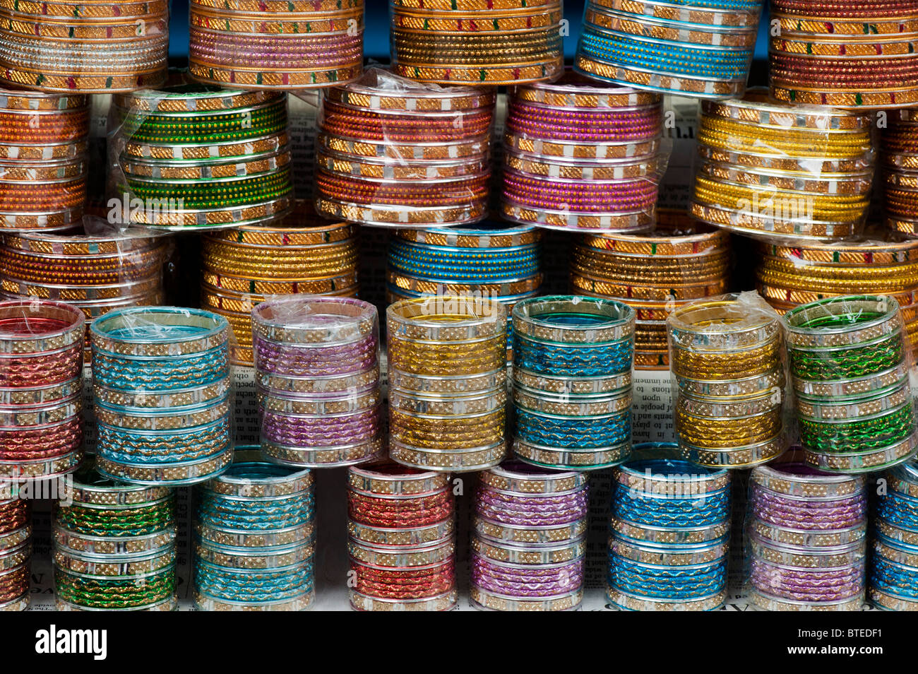 Farbige indische Damen Armreifen in Reihen auf einem Marktstand in Indien Stockfoto