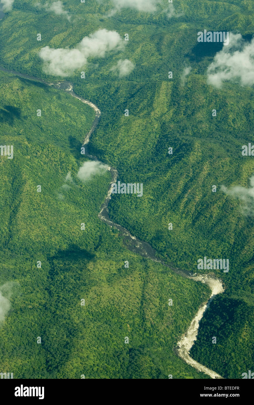 Malerische Luftaufnahme der Fluss fließt in einer Wildnis ohne Straßen Stockfoto