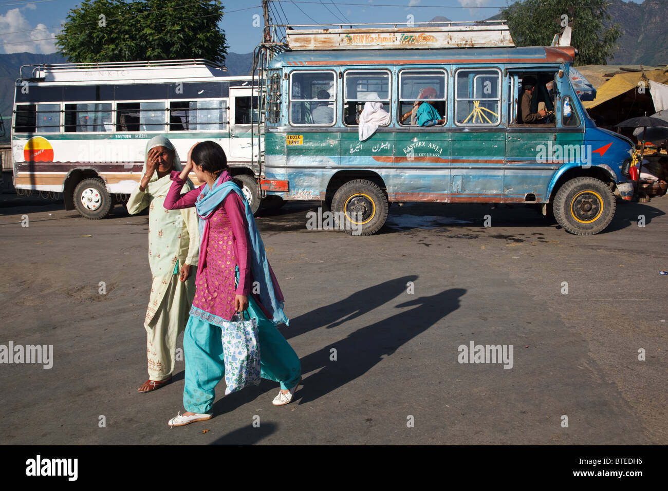 Zwei muslimische Frauen an einen örtlichen Busbahnhof in Srinagar, Jammu und Kaschmir, Indien. Stockfoto