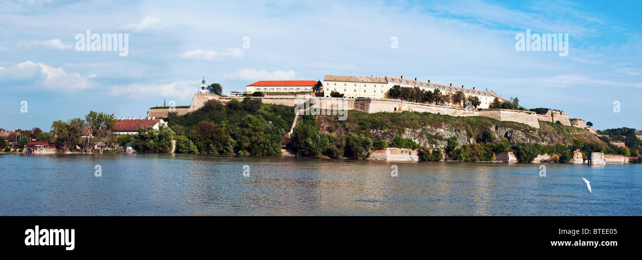 Petrovaradin Festung in der serbischen Stadt Novi Sad über eine Donau. Stockfoto