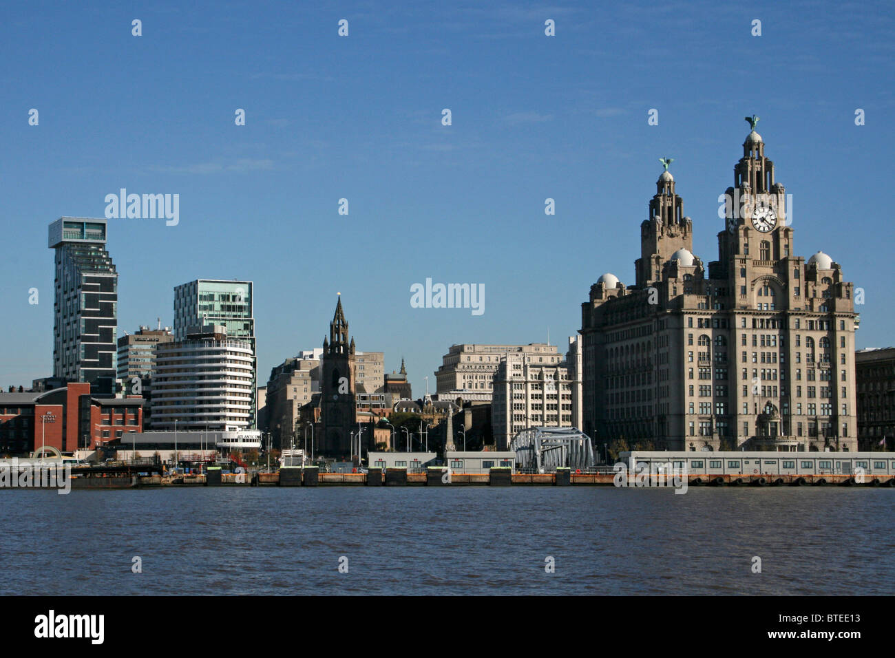 Liverpool Skyline aus den Fluss Mersey, UK Stockfoto