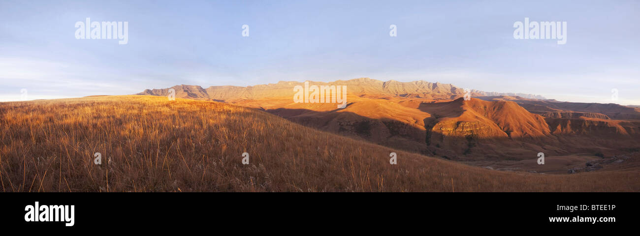 Panorama Drakensberg Winter Sunrise Stockfoto