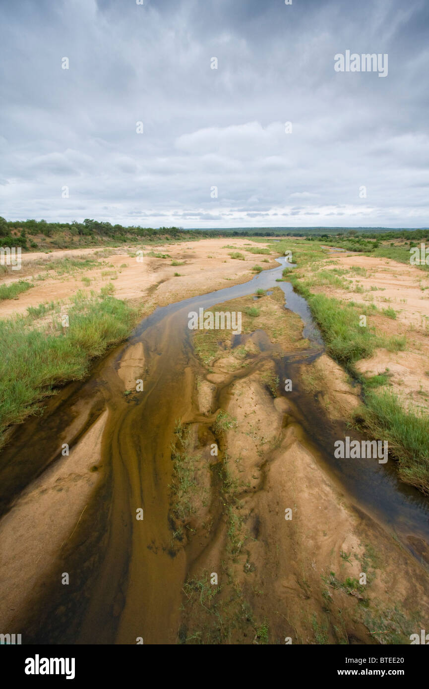 Letaba Fluss an einem bewölkten Tag Stockfoto