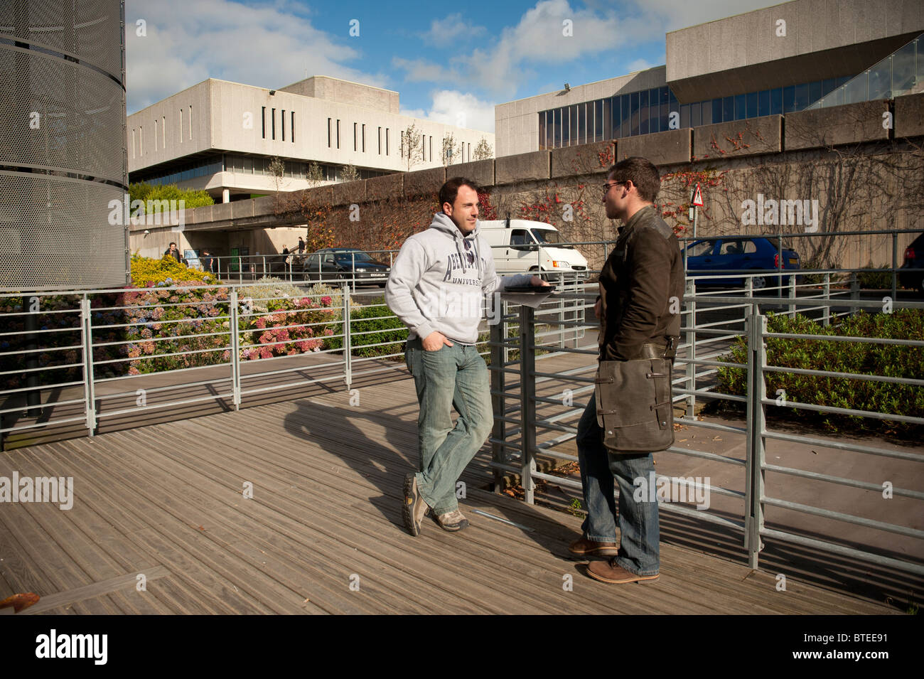 Zwei Studenten auf dem Campus der Aberystwyth University, Wales UK sprechen Stockfoto