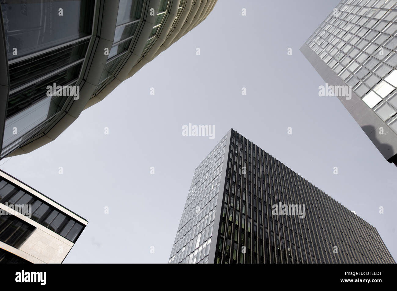 Details der Runde und abgewinkelte moderner Architektur im Medienhafen in Düsseldorf. Stockfoto