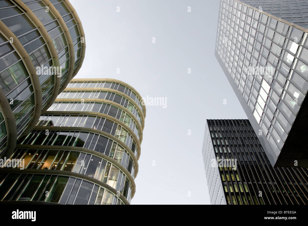 Details der Runde und abgewinkelte moderner Architektur im Medienhafen in Düsseldorf. Stockfoto