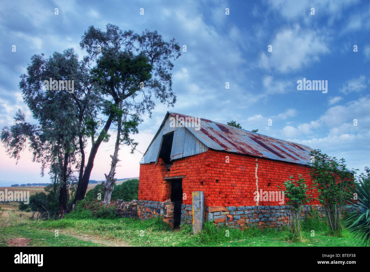 Alte Scheune mit roten Backsteinmauern Stockfoto