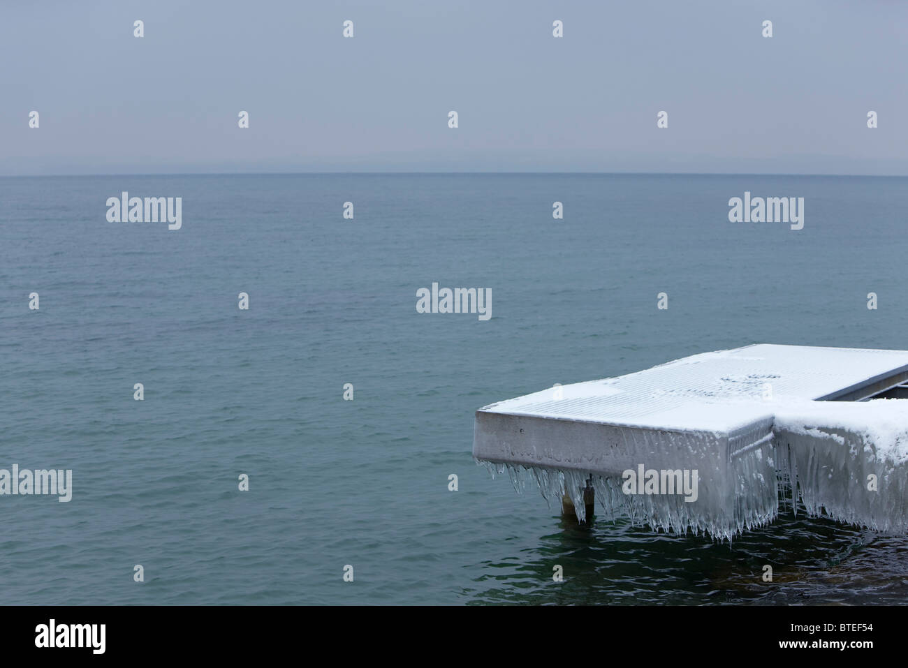 Dock in Eis und Schnee bedeckt Stockfoto