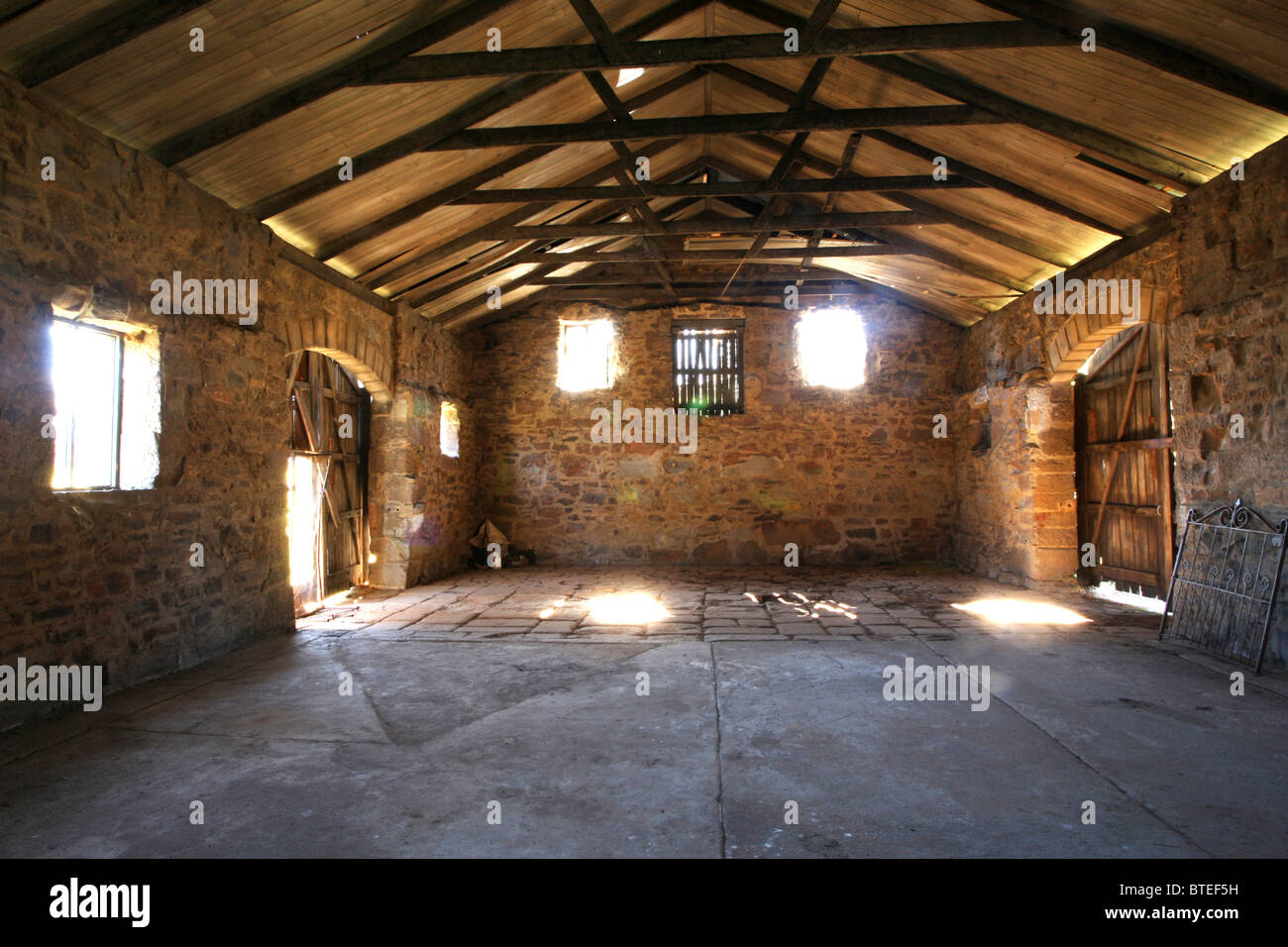 Innere der Scheune gebaut aus Stein mit einem Wellblechdach Stockfoto