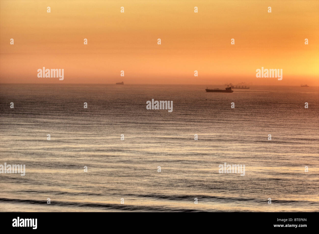 Schiffe auf dem Meer bei Sonnenaufgang Stockfoto