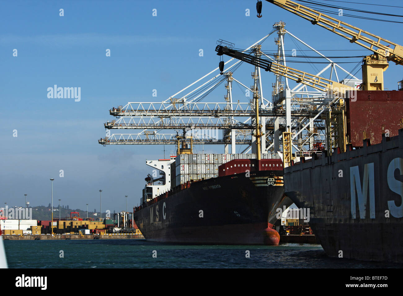 Schiffe und Kräne im Hafen von Durban verankert Stockfoto