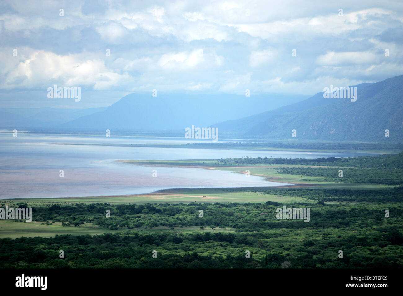 Lake Manyara Landschaft zeigt den See und den Seite des afrikanischen Grabenbruchs Stockfoto
