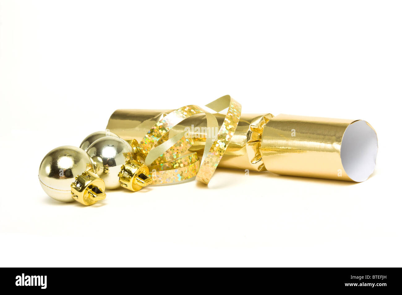 Golden Christmas Cracker mit Schleife und Kugeln aus niedrigen Perspektive. Stockfoto