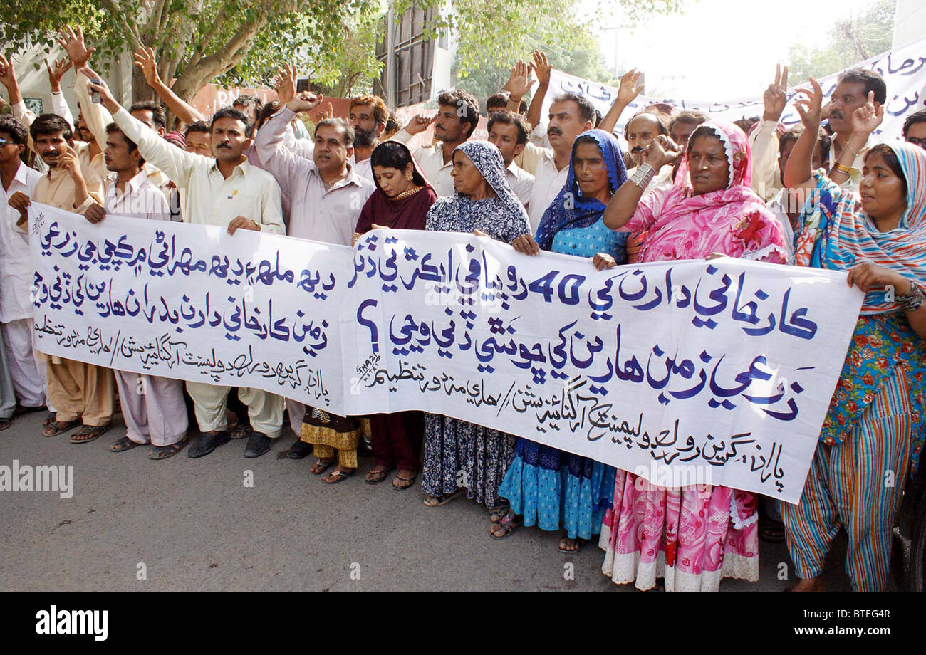 Anhänger der grünen ländlichen Entwicklungsorganisation protestieren zu Gunsten ihrer Anforderungen bei Demonstration in Hyderabad Stockfoto