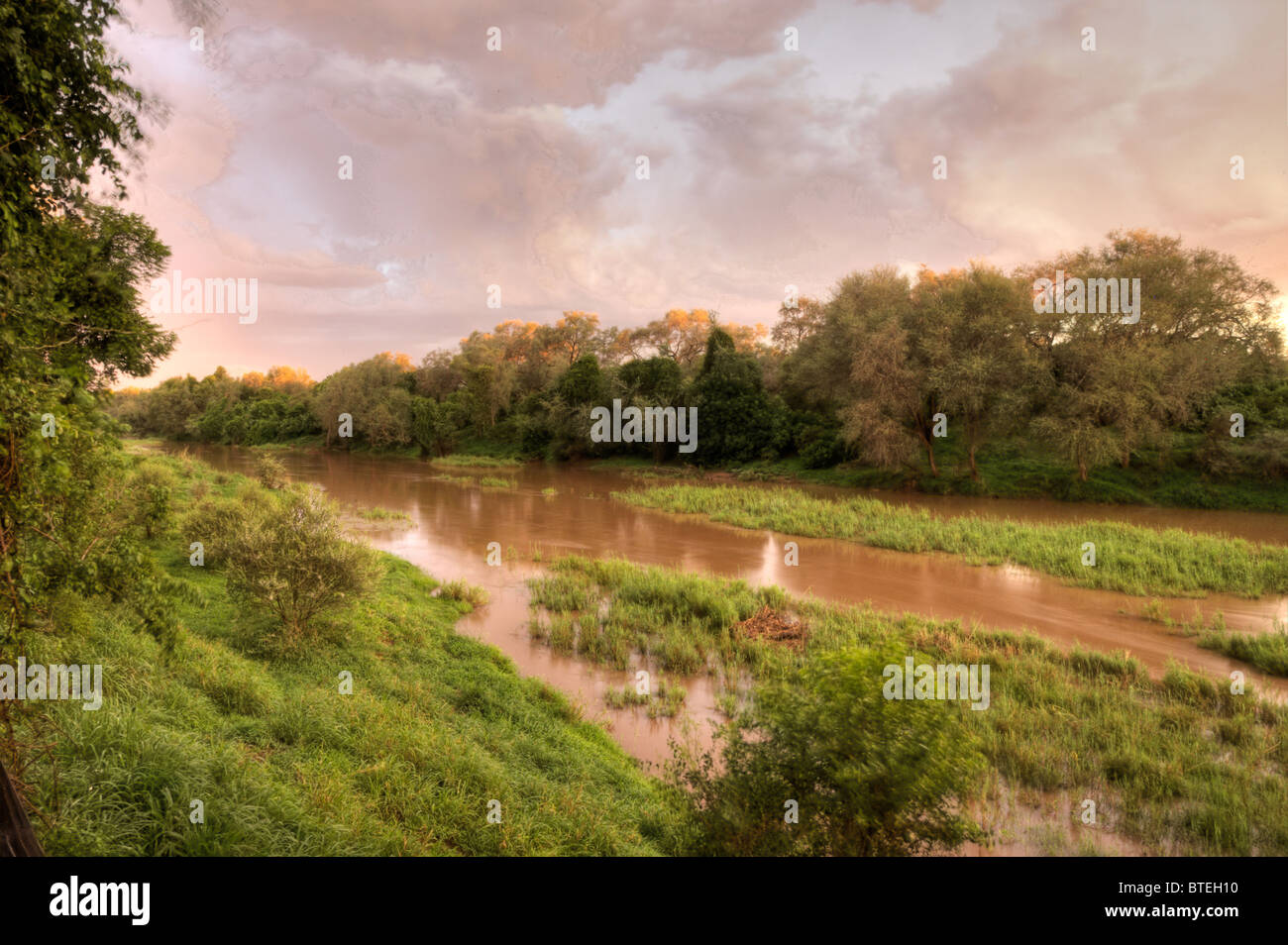 Der Levuvhu-Fluss am Nachmittag leichte nach einem Regen Sturm Stockfoto