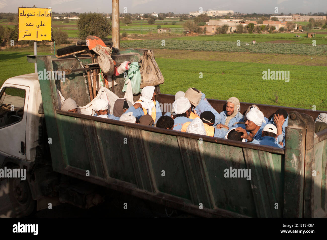 Ägyptische Arbeiter auf der Rückseite eines LKW in der Nähe von Kairo, Ägypten. Stockfoto