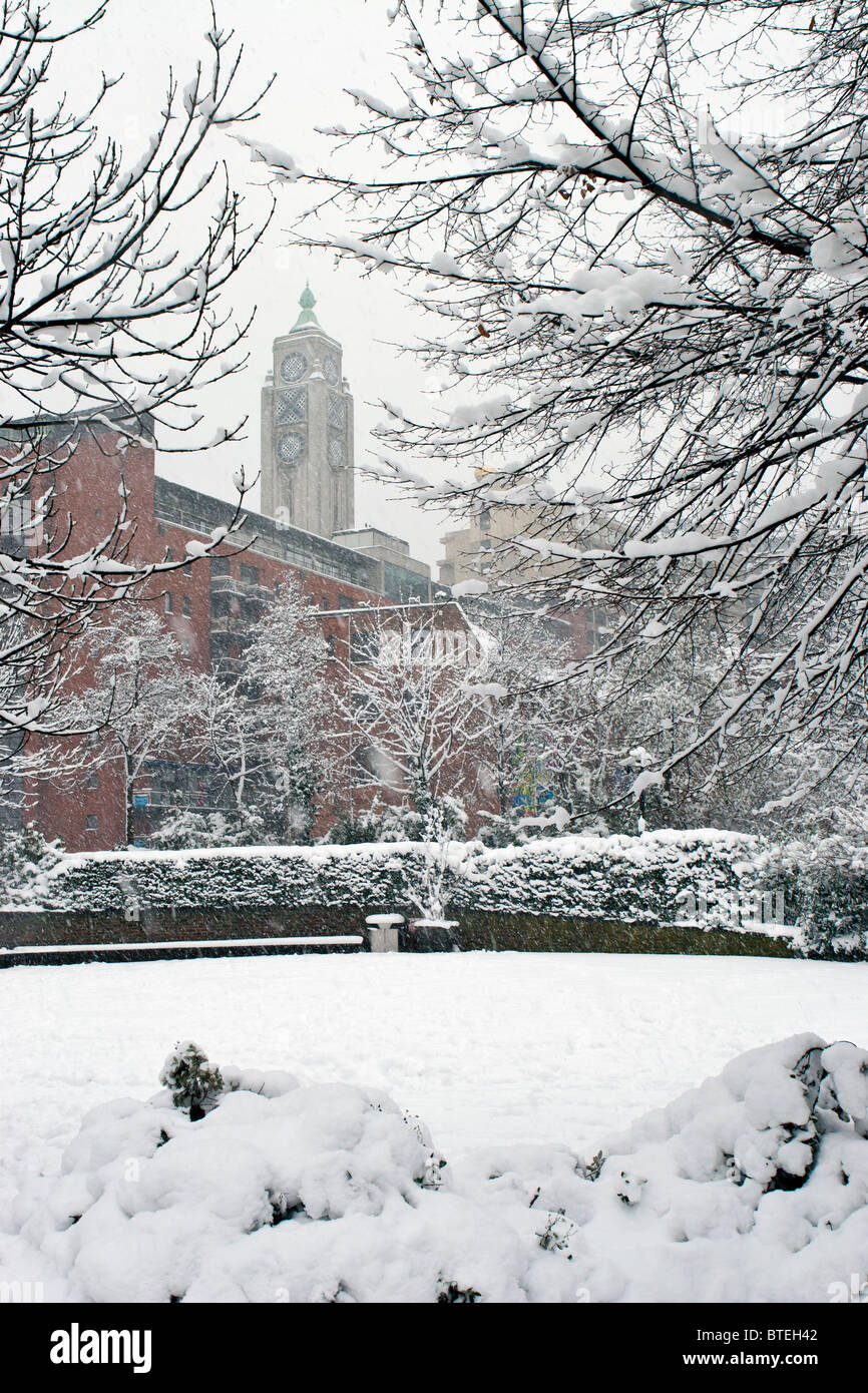 Londoner Oxo Tower im Schnee Stockfoto