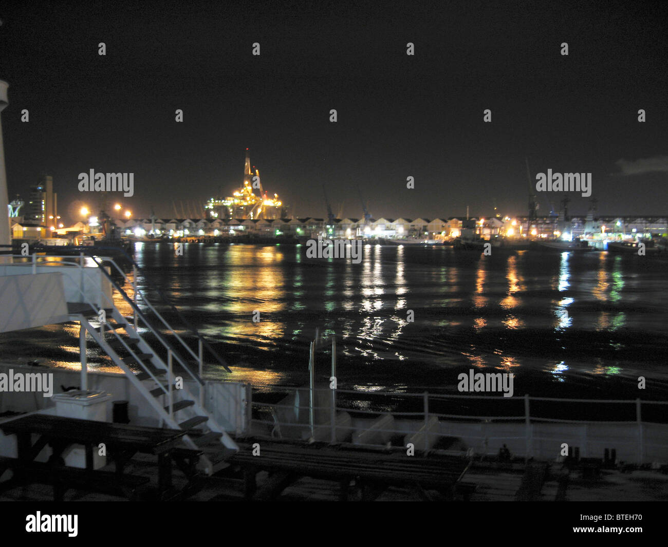 Blick auf den Hafen und die beleuchteten Kräne vom Elangeni Pier bei Nacht Stockfoto