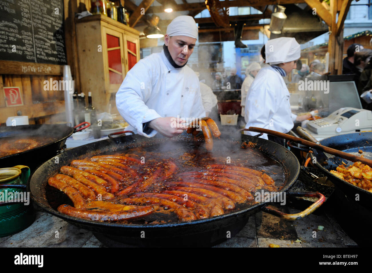 traditionelle ungarische Wurst und Essen zum Verkauf in Vörösmarty Platz Weihnachtsmarkt, Budapest Ungarn Stockfoto