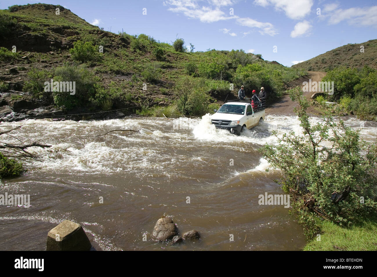Fahrzeug über einen Fluss auf der Straße von Rhodos, Tiffendell Stockfoto